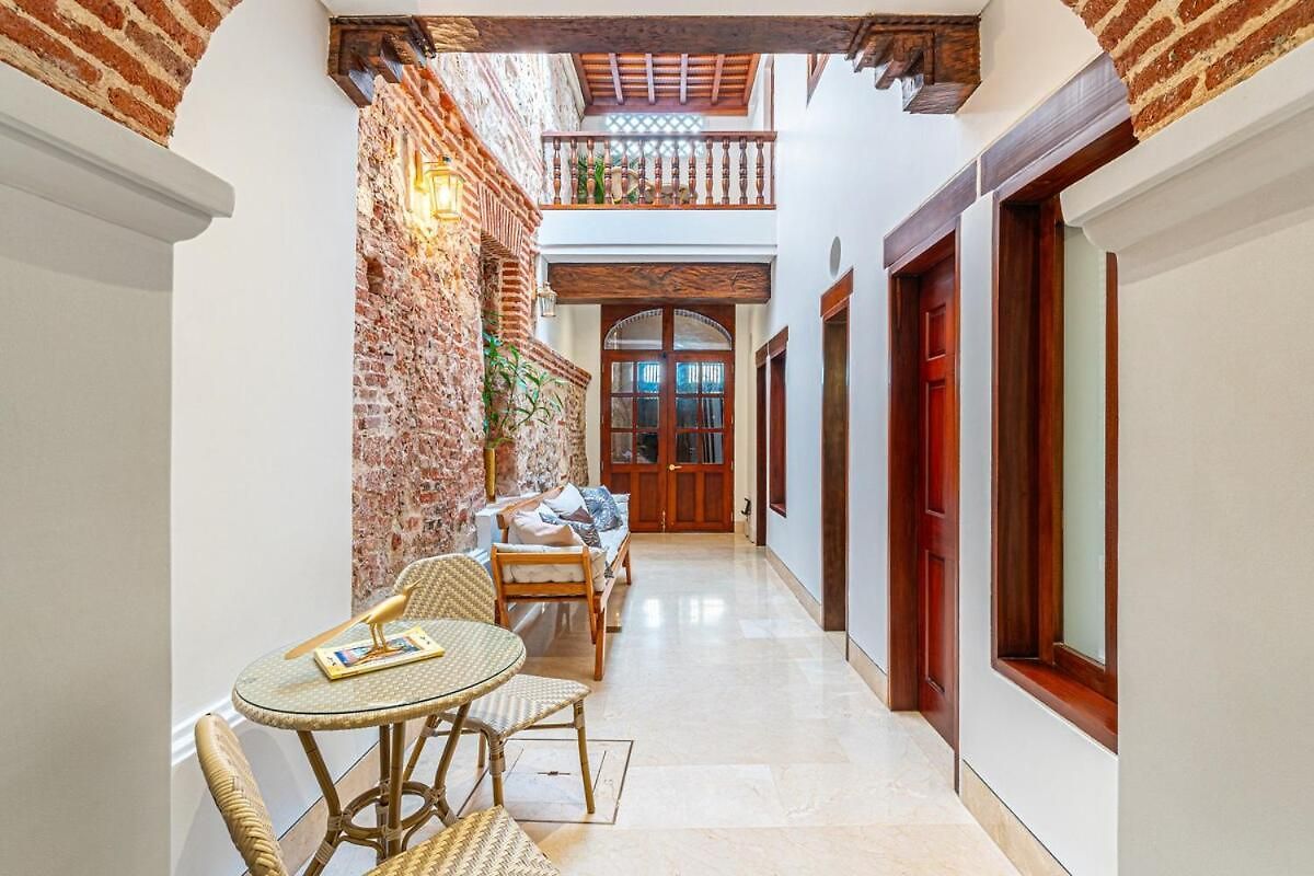 Luxury House In The Heart Of With Jacuzzi