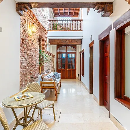 Luxury House In The Heart Of With Jacuzzi